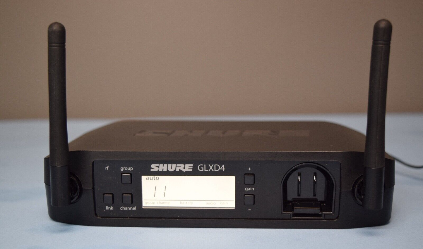 Shure GLXD4 Z2  Wireless Receiver  2.4000-2.4835 GHz  w/ PS42US Power Supply