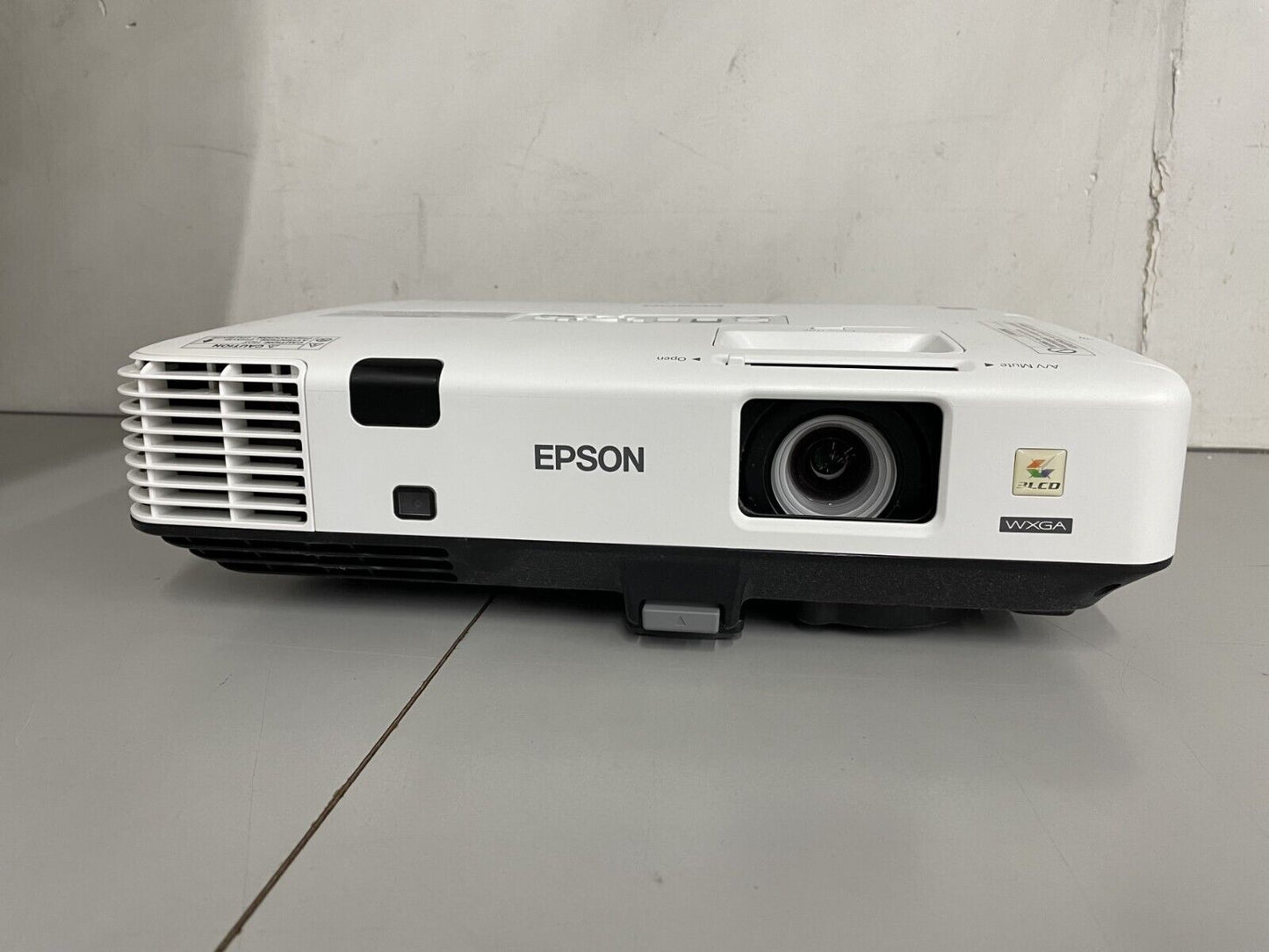 Epson PowerLite 1945W Widescreen 4200-Lumen WXGA Projector System with Remote &