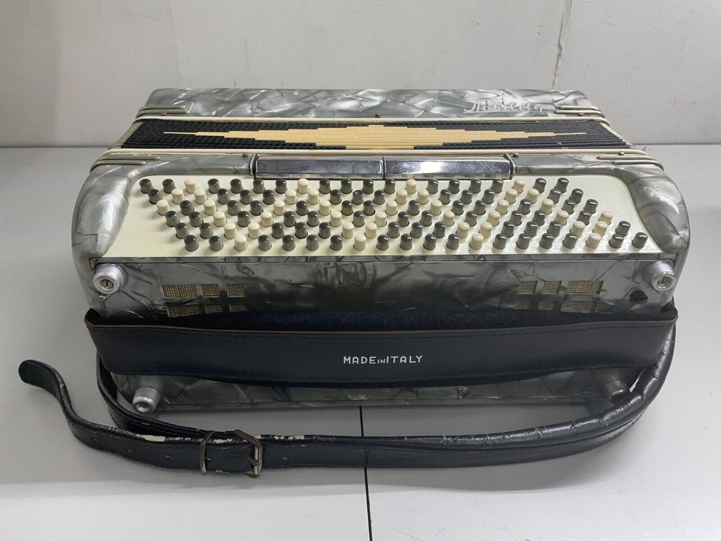 Nobility Accordion Pearl/Black with case