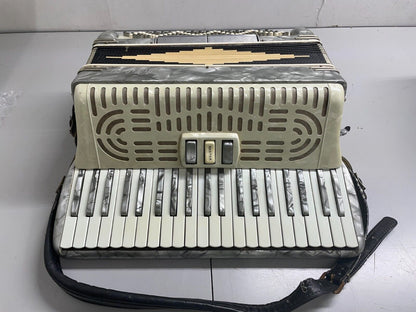 Nobility Accordion Pearl/Black with case